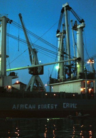 2000, Julho - Quercus e Greenpeace bloqueiam ponte móvel de Leixões e ocupam o navio «Aegis», que transportava madeira exótica cortada ilegalmente nos Camarões. © Greenpeace